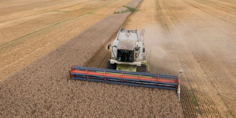 Ein Mähdrescher erntet Weizen in der Ukraine. Russland sperrt sich gegen eine Verlängerung des Abkommens zur Ausfuhr von ukrainischem Getreide über das Schwarze Meer.