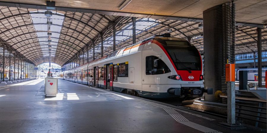Ein Regionalzug am Hauptbahnhof in der Stadt Luzern.