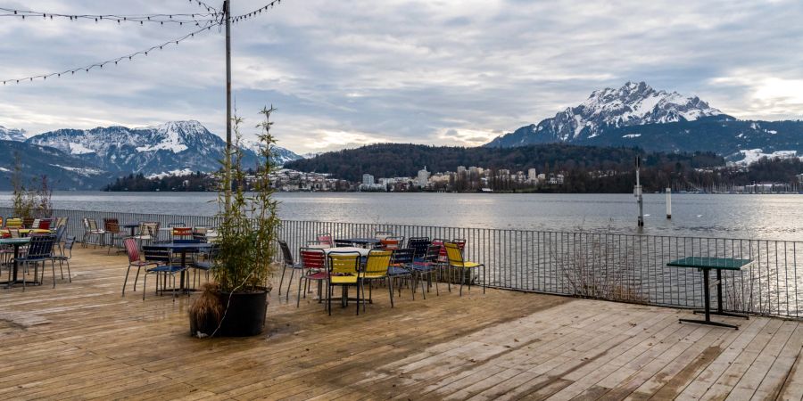 Der Ausblick auf den Pilatus und Vierwaldstättersee vom Lido Beach House in der Stadt Luzern.