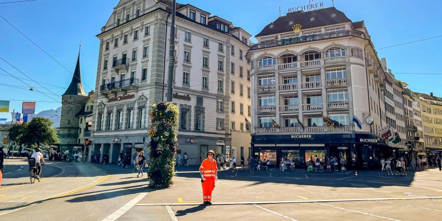 Das Geschäft Bucherer und der Bus Drop-Off beim Schwanenplatz in der Stadt Luzern.
