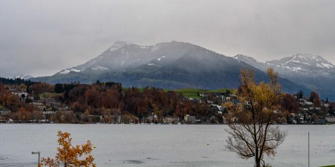 Ausblick auf die Rigi von der Ufschötti in der Stadt Luzern. Ausblick auf die Rigi von der Ufschötti in der Stadt Luzern.