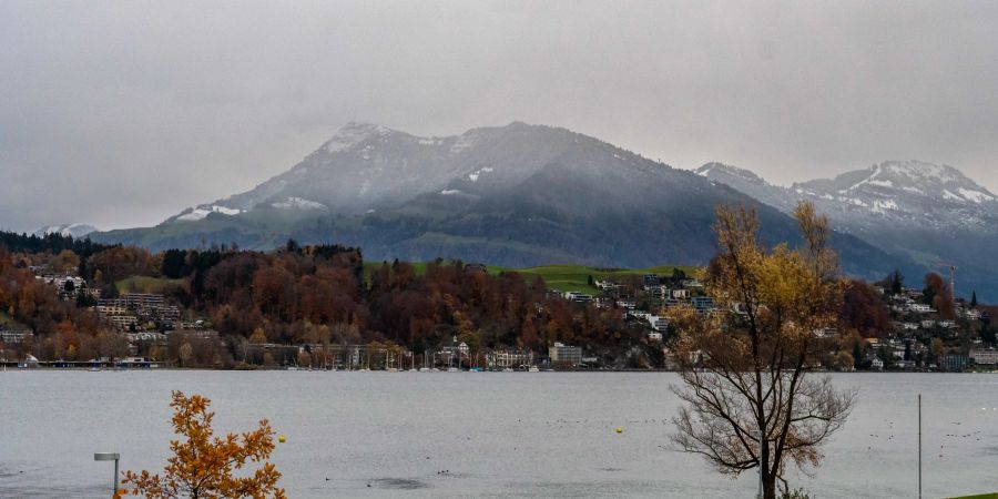 Ausblick auf die Rigi von der Ufschötti in der Stadt Luzern.