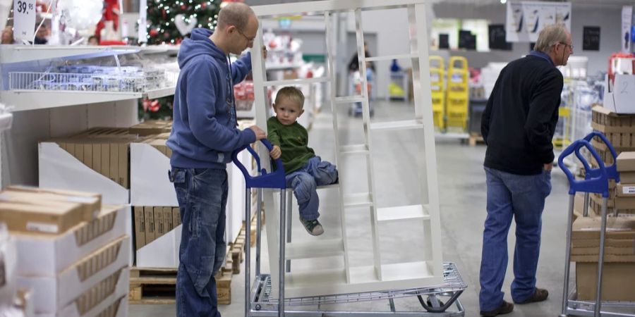 Auf dem Weg zur Ikea in Spreitenbach baut ein Mann ohne Führerausweis einen Unfall.