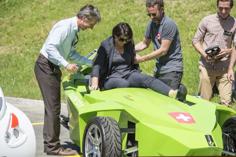 Bundesrätin Doris Leuthard steigt in einen Formel-E Rennwagen während der Bundesratsreise am 7. Juli 2016 in St. Imier.