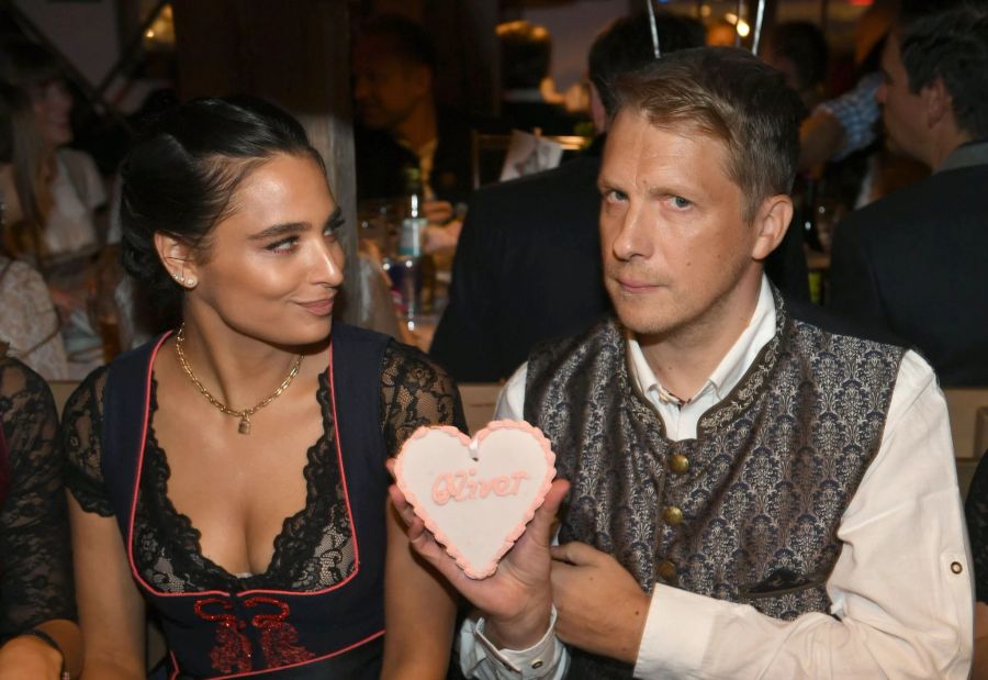 Der Comedian Oliver Pocher und seine Frau Amira feiern beim Almauftrieb im Käfer-Zelt auf dem Oktoberfest.