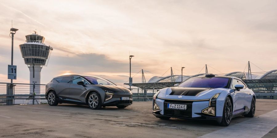 Luxuriöse E-Autos aus China: Die hier noch weitgehend unbekannte Marke HiPhi strebt mit den Modellen X (links) und Z auf den deutschen Markt.
