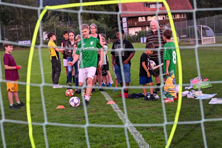 Torwandschiessen nach dem Spiel FC Shoppy vs. FC Schönbühl.