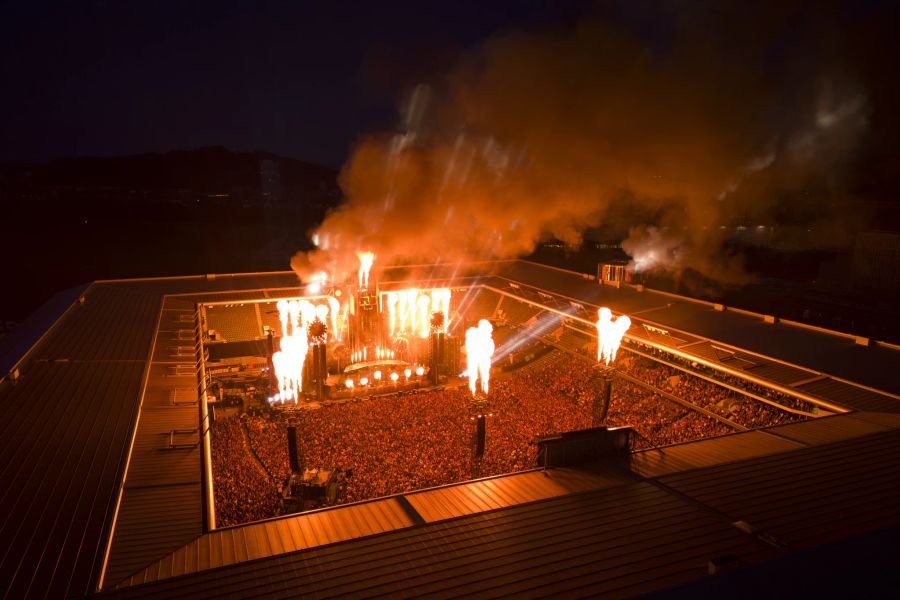 Rammstein traten im ausverkauften Stadion auf.