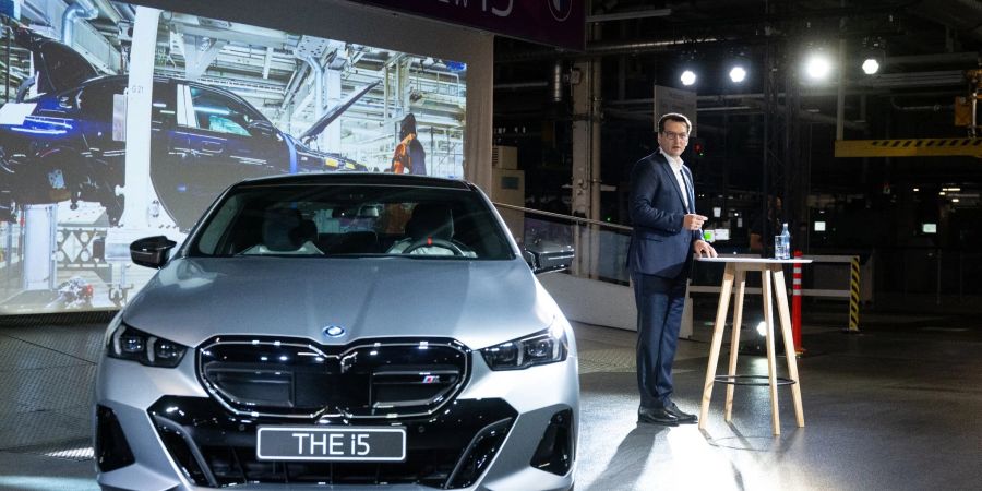 Produktionsstart des vollelektrischen BMW i5 in Dingolfing, rechts Produktionsvorstand Milan Nedeljkovic.