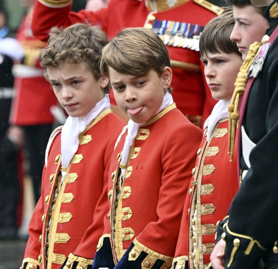 Prinz George (2.v.l.) als Ehrenpage vor der Krönungszeremonie von König Charles III. und Camilla.