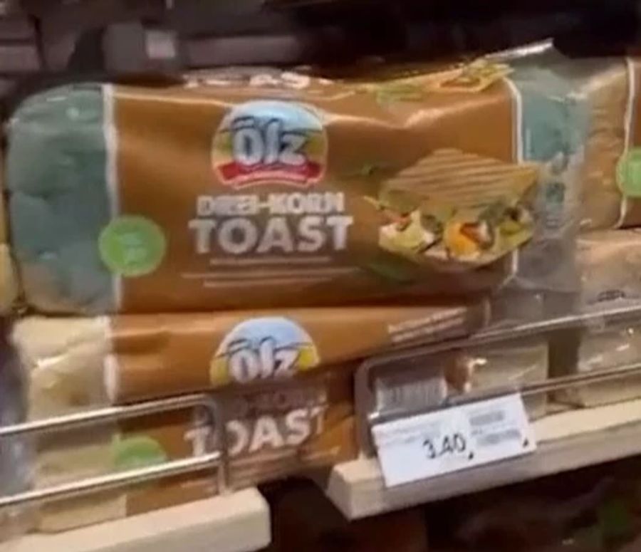 Ekelhafter Anblick! Eine Kundin stösst in einer Coop-Filiale auf eine total verschimmelte Toastbrot-Packung.