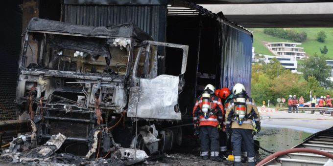 Sissach BL: Lastwagenbrand führt zu grossen Verkehrsbehinderungen. Sissach BL
