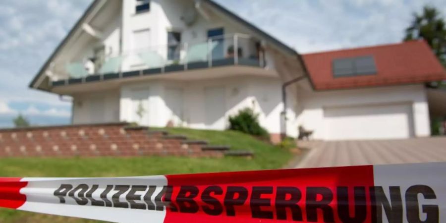 Polizei-Absperrband ist vor dem Haus des erschossenen Kasseler Regierungspräsidenten Walter Lübcke in Wolfhagen-Istha zu sehen. Foto: Swen Pförtner