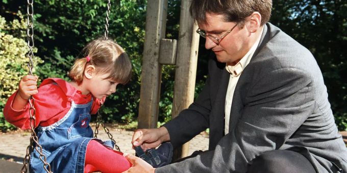 Christian Levrat bindet seiner Tochter Chloe 2003 auf einem Spielplatz in Bulle die Schuhe. Christian Levrat