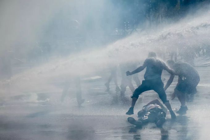 Die Polizei ging mit Wasserwerfern gegen die Demonstranten vor.