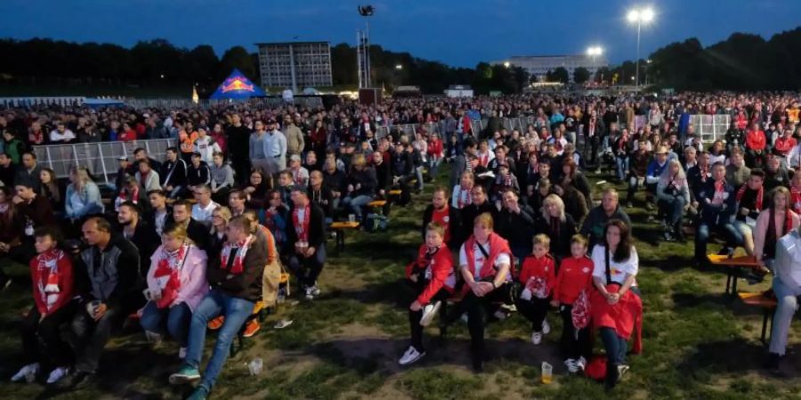 Enttäuschte Fans des RB Leipzig beim Public Viewing in Leipzig. Foto: Sebastian Willnow