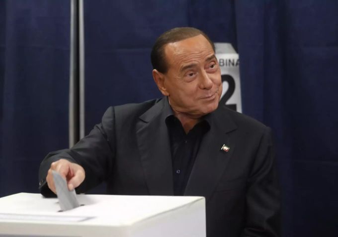 Auch Silvio Berlusconi sicherte sich einen Sitz im EU-Parlament. Silvio Berlusconi