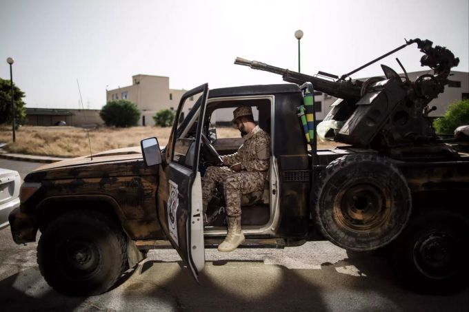 22.05.2019, Libyen, Tripolis: Ein Kämpfer der international anerkannten Regierung während der Gefechte mit Truppen der Libysch-Nationalen Armee (LNA). Konflikt in Libyen