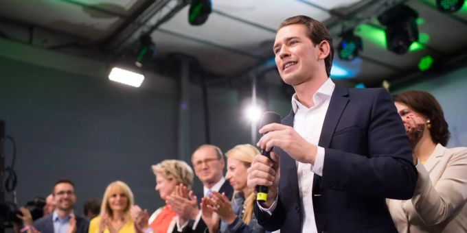 Sebastian Kurz strahlt nach den Europa-Wahlen. Sebastian Kurz Misstrauensvotum