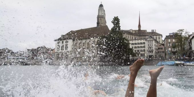 Zahlreiche Teilnehmerinnen und Teilnehmer schwimmen auf ihren aufblasbaren Seepferdchen beim 54. Zürcher Limmatschwimmen, aufgenommen am Samstag, 18. August 2018 in Zürich.