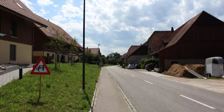 Die Hauptstrasse in Richtung Grossaffoltern bei Wengi.