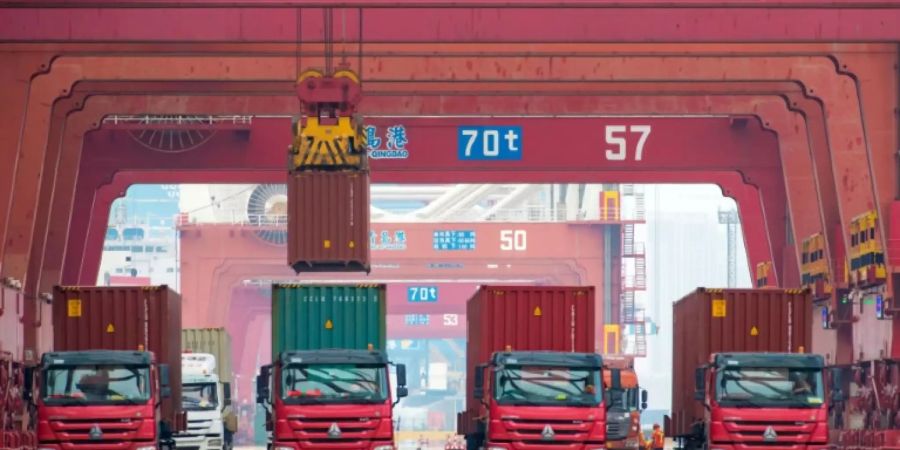 Containerverladung in Qingdao