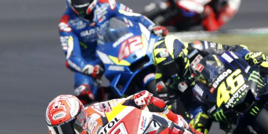 Marc Marquez führt das Rennen in Silverstone kurz nach dem Start vor Valentino Rossi und dem nachmaligen Sieger Alex Rins an