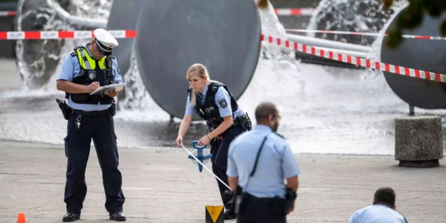 Polizisten sichern Spuren am Tatort