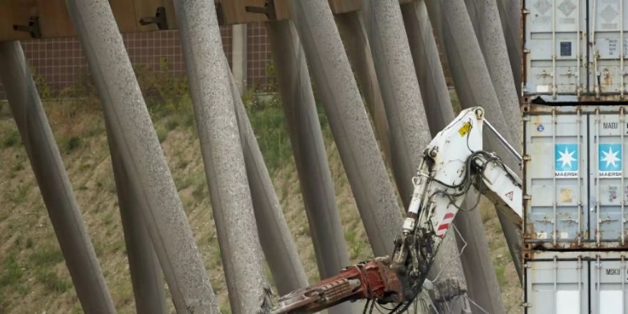 Bagger tragen die Stützen des Kühlturms am Kernkraftwerk Mülheim-Kärlich ab