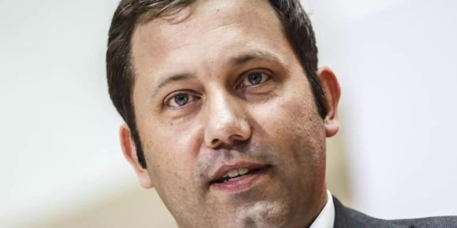 SPD-Generalsekretär Lars Klingbeil erwartet von der Union, dass sie sich klar von der AfD abgrenzt. «Dazu höre ich von Frau Kramp-Karrenbauer nichts», kritisierte er. Foto: Carsten Koall