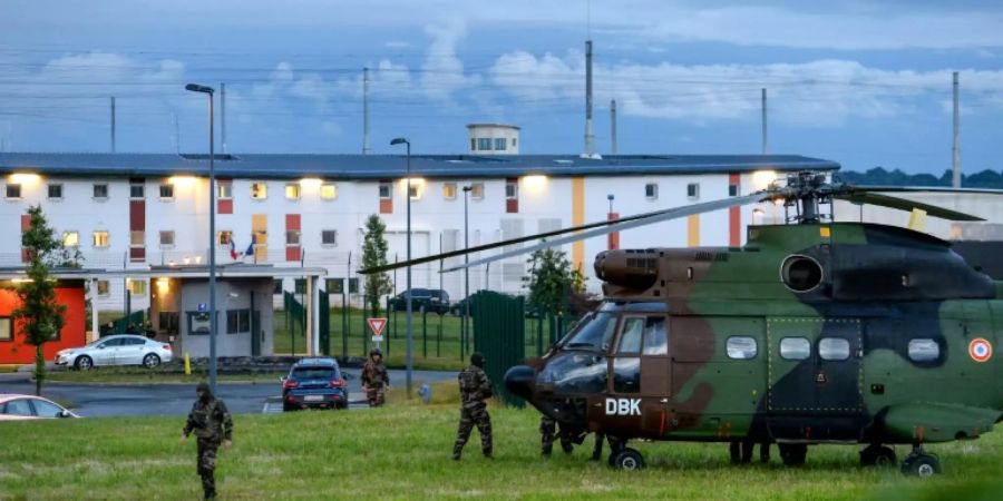 Polizei vor dem Gefängnis von Condé-sur-Sarthe