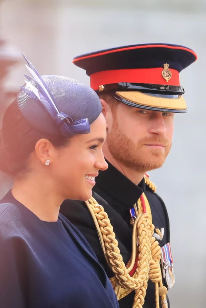 Prinz Harry hat an der Parade eine traurige Miene aufgesetzt. prinz harry