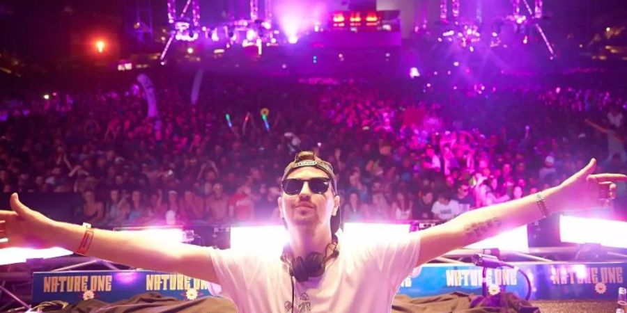 Robin Schulz hat ein Konzert in der Spielerkabine von Schalke 04 gegeben. Foto: Thomas Frey