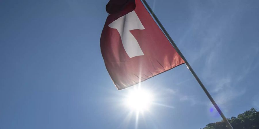 Eine Hitzewelle erfasst in den kommenden Tagen die Schweiz. Für einzelne Regionen hat der Bund die Warnstufe mittlerweile noch erhöht. (Archivbild)