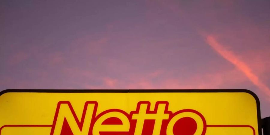Bei Netto verkaufte Cbanossi-Würste der Marke «Hofmaier» enthalten unter Umständen kleine Plastikteile. Foto: Raphael Knipping/dpa