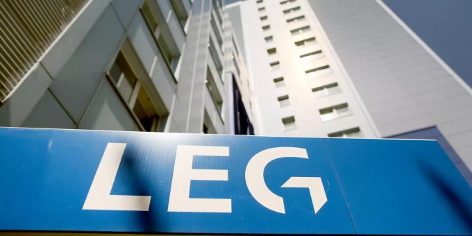 Ein Logo der LEG Immobilien AG ist an einem Wohnungsgebäude zu sehen. LEG Immobilien