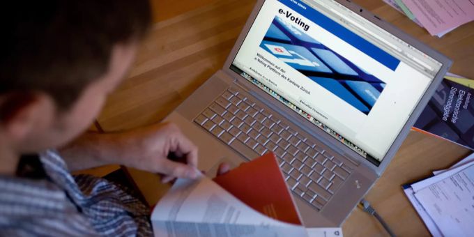 E-Voting würde es ermöglichen, seine Stimme auf elektronischem Weg abzugeben. elektronische stimmabgabe e voting