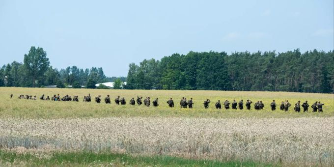 Soldaten suchen ein Feld nach Wrackteilen ab. Nach dem Absturz zweier Eurofighter in Mecklenburg-Vorpommern gehen die Ermittlungen vor Ort weiter. Eurofighter
