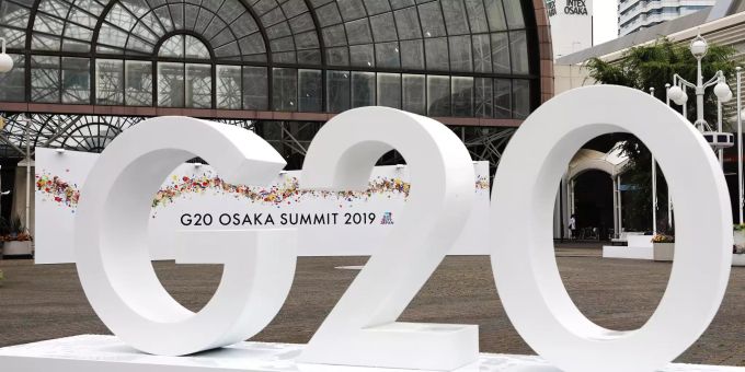 Ein Schriftzug für den G20-Gipfel ist am Vorabend des Gipfels vor dem Medienhaus zu sehen. Die Staats- und Regierungschefs der mächtigsten Industrienationen der Welt treffen sich an diesem Freitag und Samstag in Osaka zu einem G20-Gipfel. Im Mittelpunkt des Treffens werden die Golf-Krise, Handelsstreitigkeiten und der Klimaschutz stehen. G20-Gipfel in Osaka
