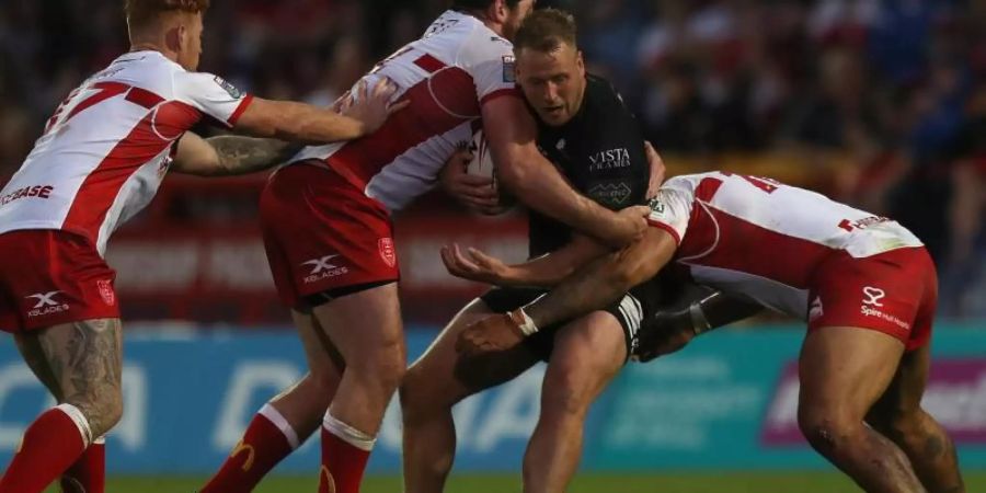 Renkte sich seine Kniescheibe selbst wieder ein: Joe Westerman (2.v.r) von Hull FC in Aktion gegen drei Spieler der Hull Kingston Rovers. Foto: Simon Cooper/PA Wire