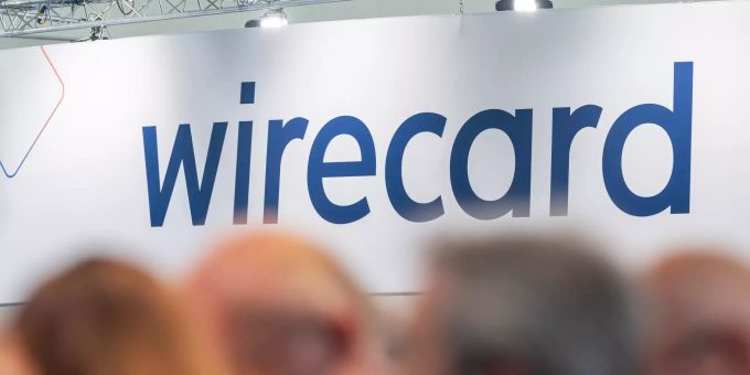 Ein Schild mit der Aufschrift «wirecard» hängt während der Wirecard-Hauptversammlung 2019 im Tagungsgebäude. Wirecard hauptversammlung tagungsgebäude