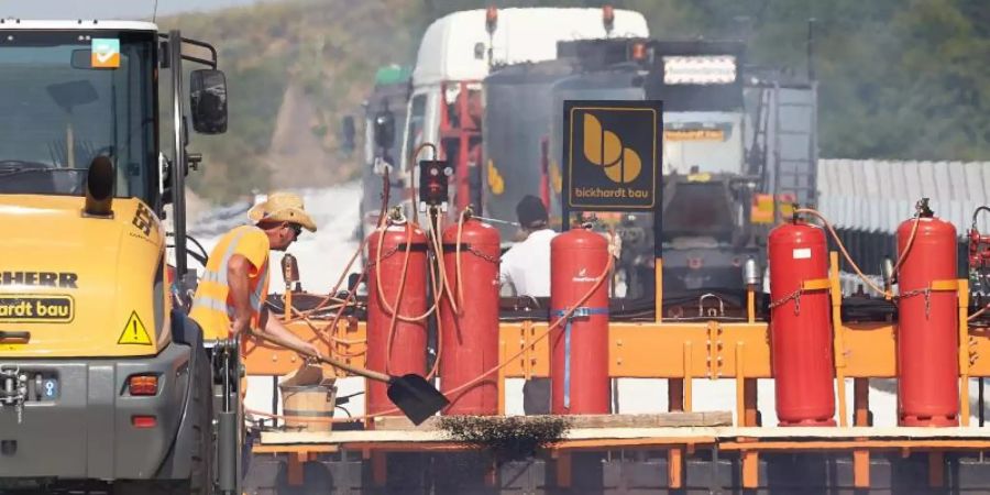 Damit etwa Strassen schneller gebaut werden können, sieht ein CDU-Papier Änderungen beim Planungsrecht vor. Foto: Thomas Frey