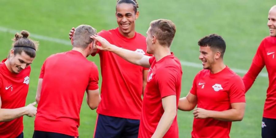 Die Spieler von RB Leipzig haben beim Abschlusstraining im Stadion von Benfica Lissabon ihren Spass. Foto: Jan Woitas