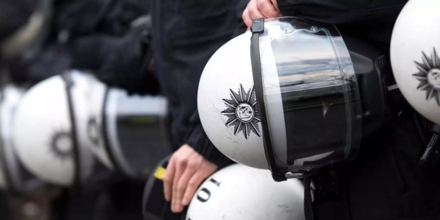 Polizisten während einer Demonstration. Foto: Marius Becker