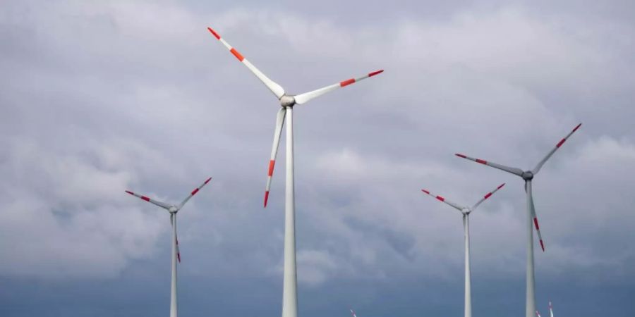 Windräder bei Nauen in Brandenburg