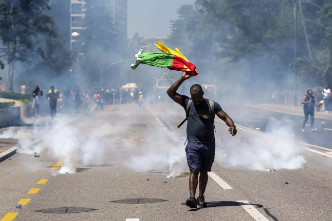 Kamerunische Staatsangehörige werden in Genf mit Tränengas zurückgehalten, als sie gegen Paul Biya protestieren. Paul Biya
