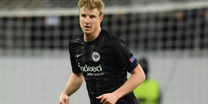 Muss wegen einer Rippenverletzung mit dem Training beim FC Augsburg kürzertreten: Martin Hinteregger. Foto: Arne Dedert Muss wegen einer Rippenverletzung mit dem Training beim FC Augsburg kürzertreten: Martin Hinteregger. Foto: Arne Dedert