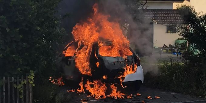 Polizei - Personenwagen bei Brand vollends zerstört – eine Person verletzt