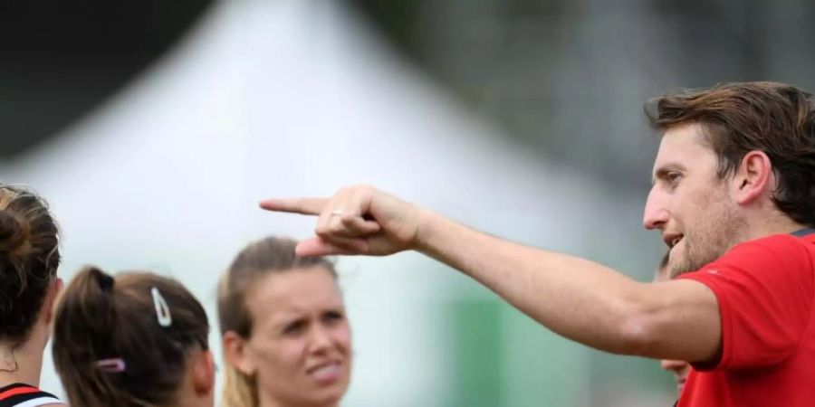 Trainer Xavier Reckinger spricht mit seinen Spielerinnen. Foto: Andreas Gebert
