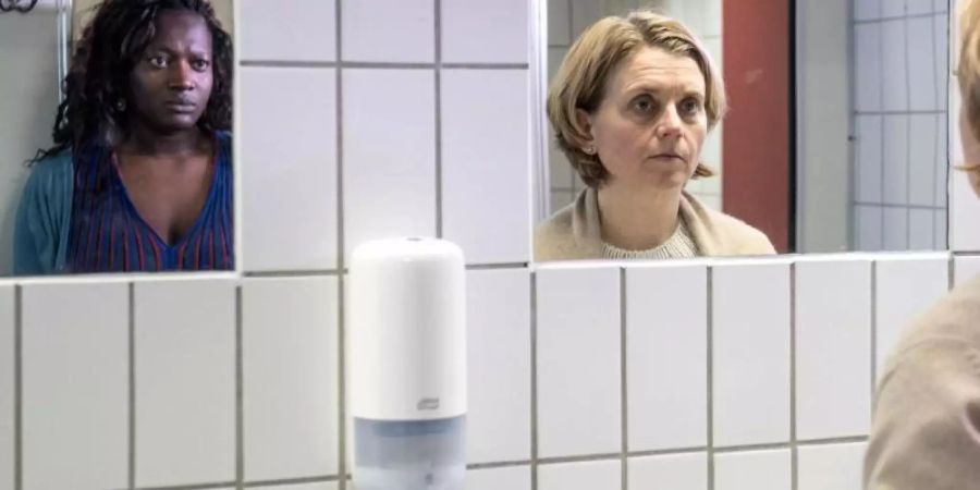 Die ungleichen Schwestern Nadja (Thelma Buabeng, l) und Hannah (Nina Weniger) kommen nach langer Zeit wieder zusammen. Foto: -/Résistefilm